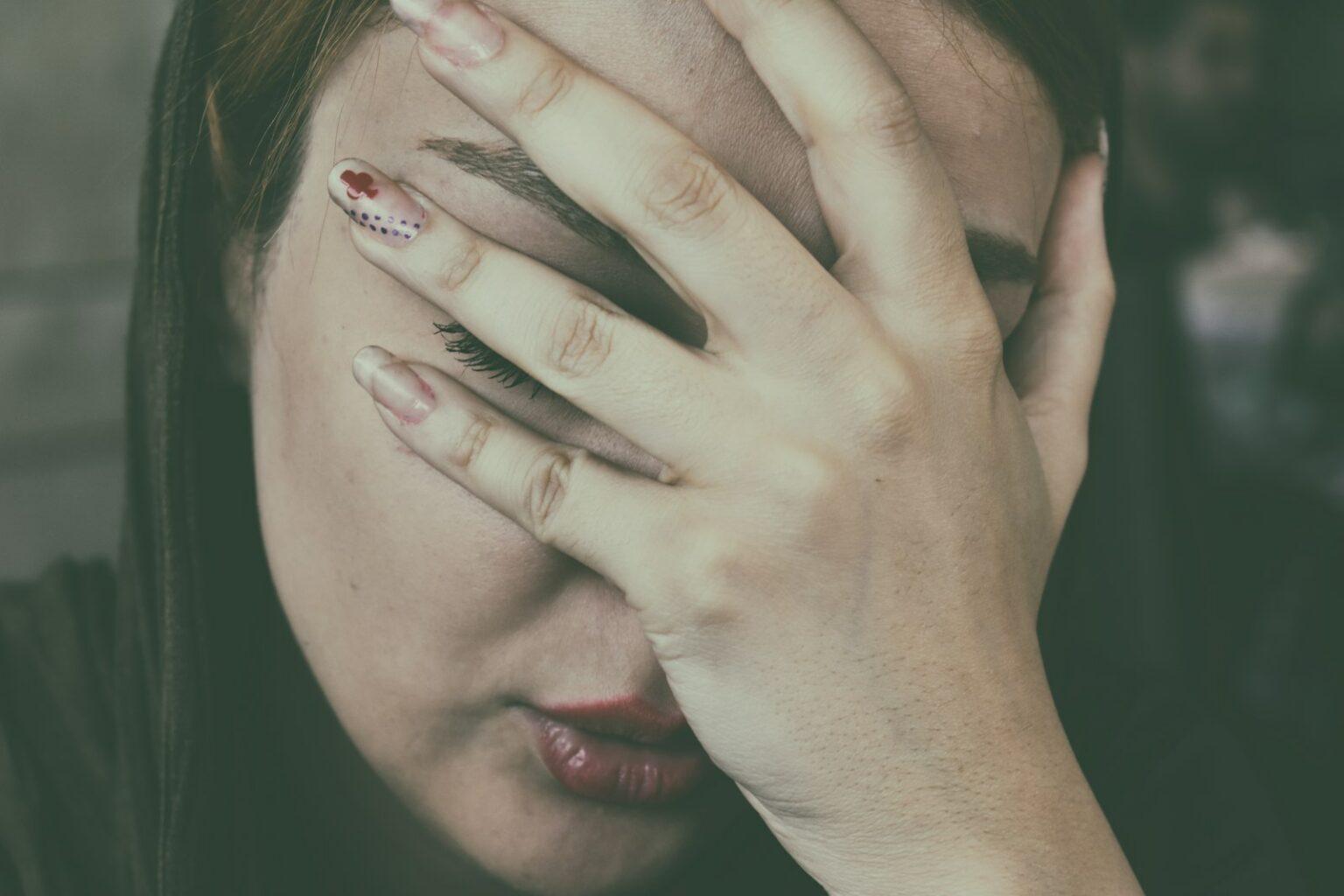 Overthinking : le fléau silencieux des femmes anxieuses woman's hand on face