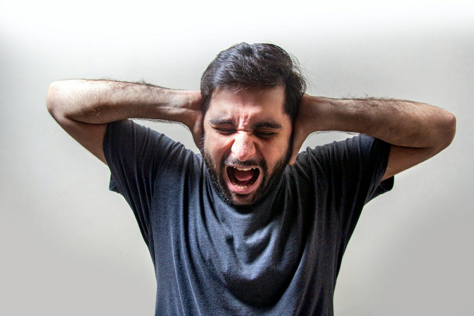 Troubles anxieux au quotidien : comment y faire face ? man in black crew neck t-shirt