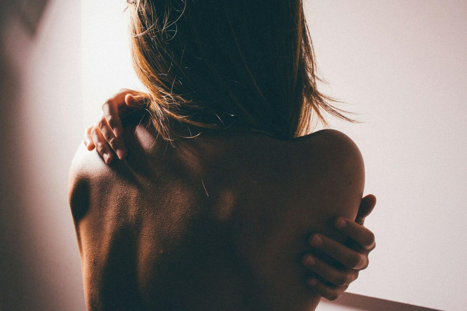 Comprendre le trouble dissociatif de l’identité close photo of woman's back
