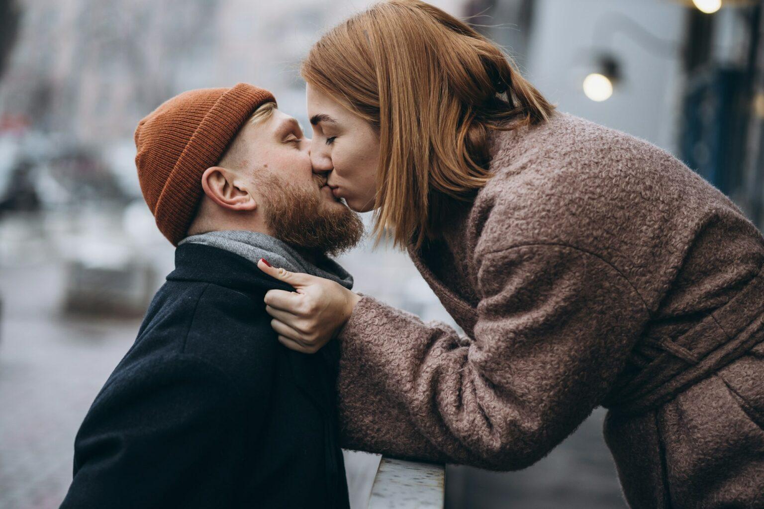 Dépendance affective : les signes qui ne trompent pas Adult loving couple kissing on a street