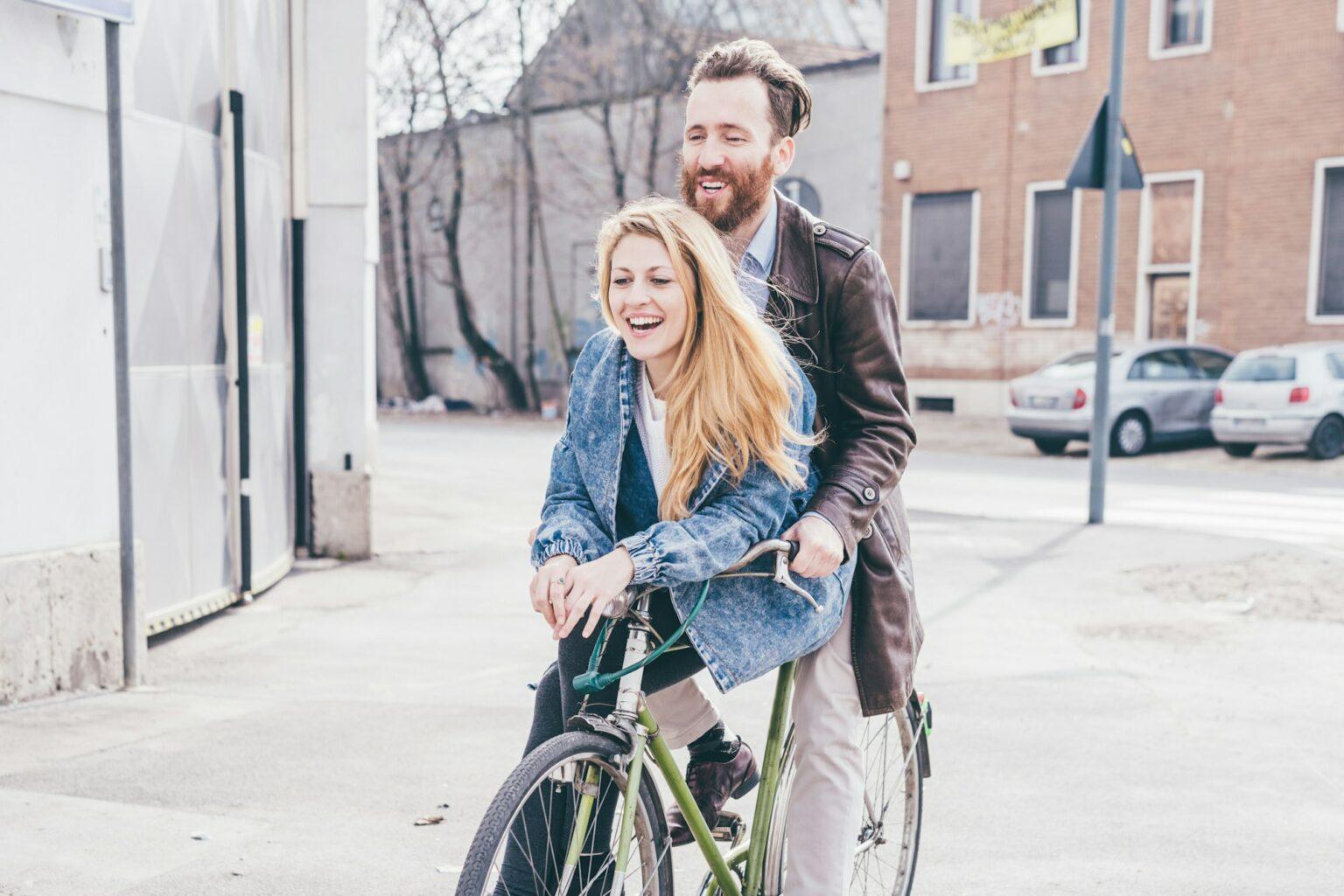 Comment bien vivre le fait de voir notre ex à nouveau en couple ? Couple riding bike