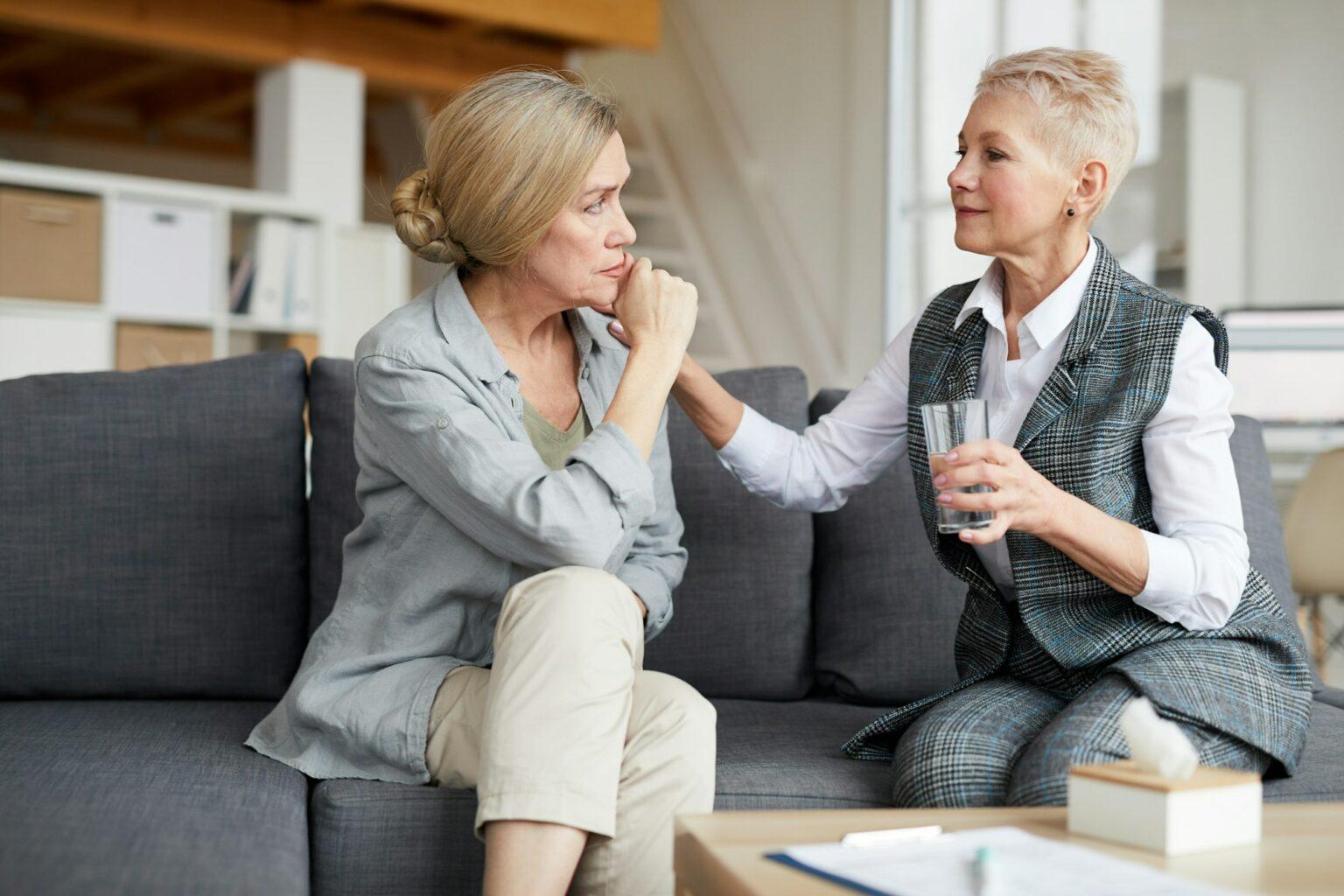 Thérapies cognitives et comportementales (TCC) : principes, applications et bienfaits Female Therapist Comforting Senior Patient