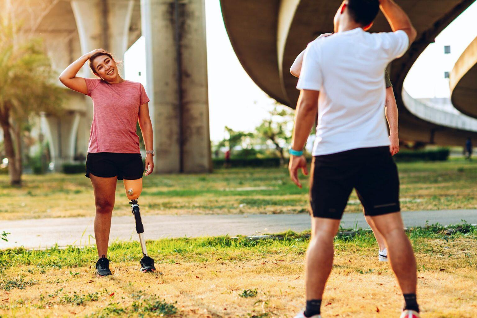 Amour et amitié : quand les sentiments se mélangent Friend support Friend with a prosthetic leg while exercising outdoor.