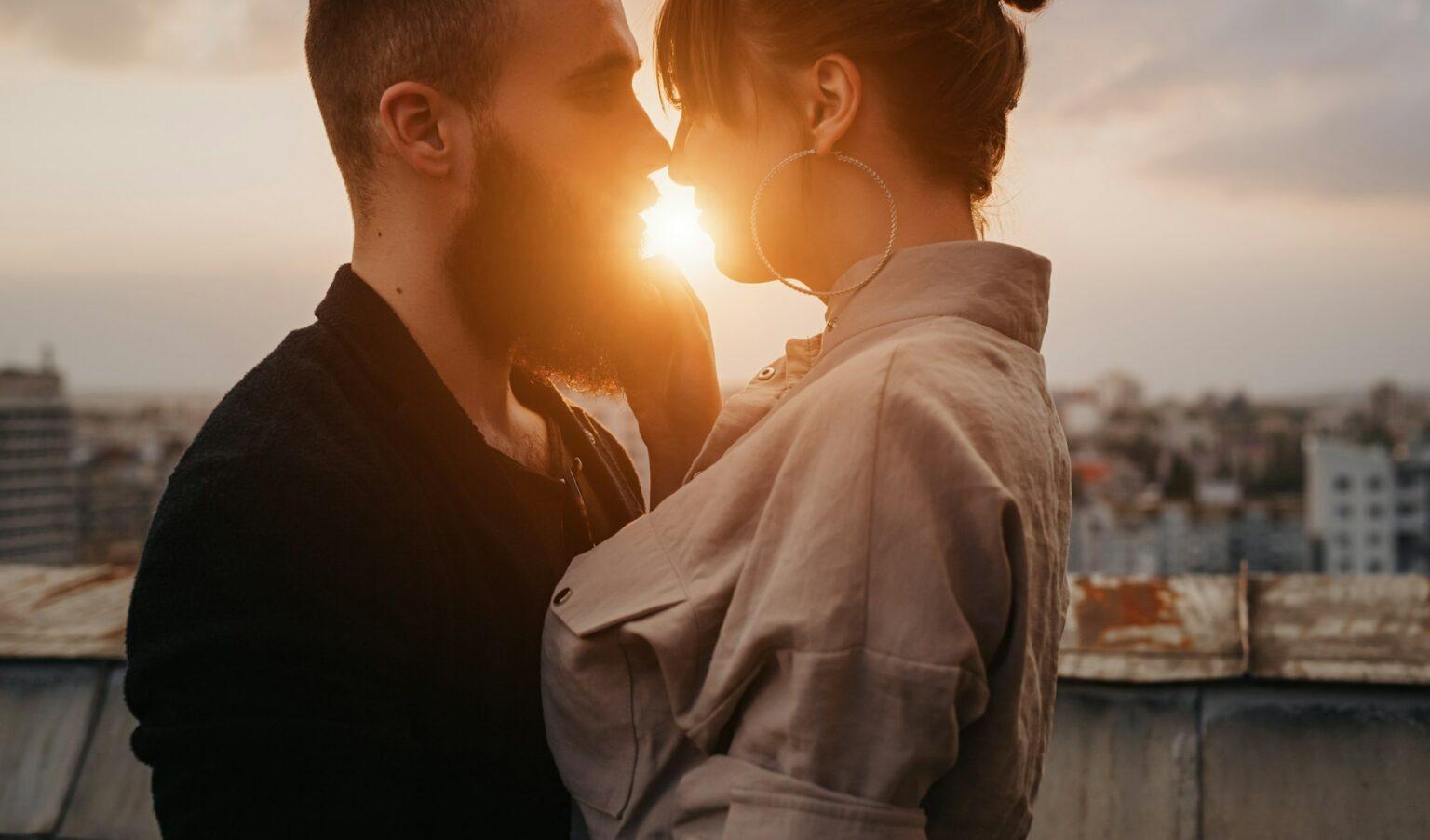 Types de baisers et leurs significations : un langage universel de l’amour Young couple kissing during evening date