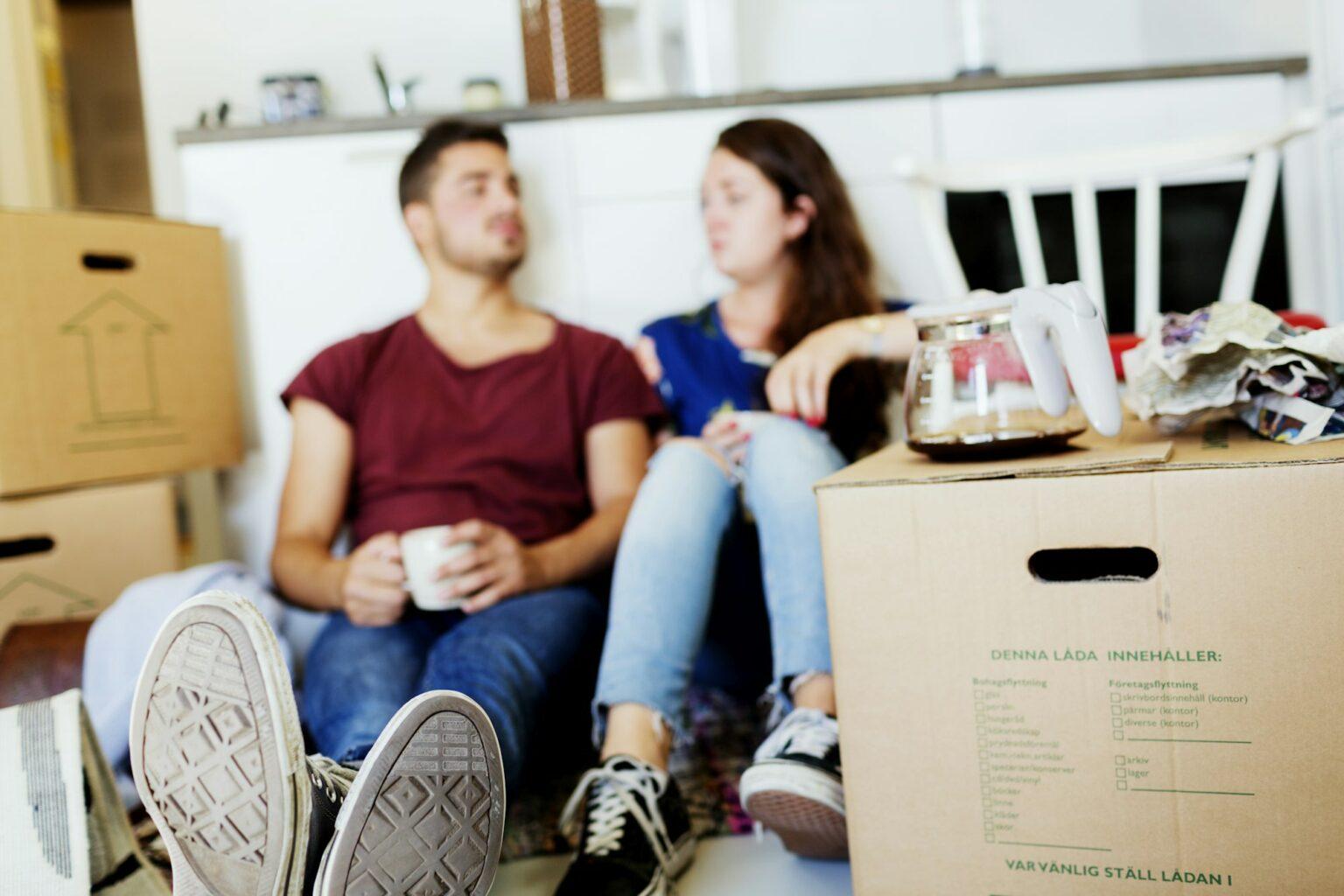 Comment savoir s’il est temps d’arrêter en couple ? Young Couple taking coffee break in new house