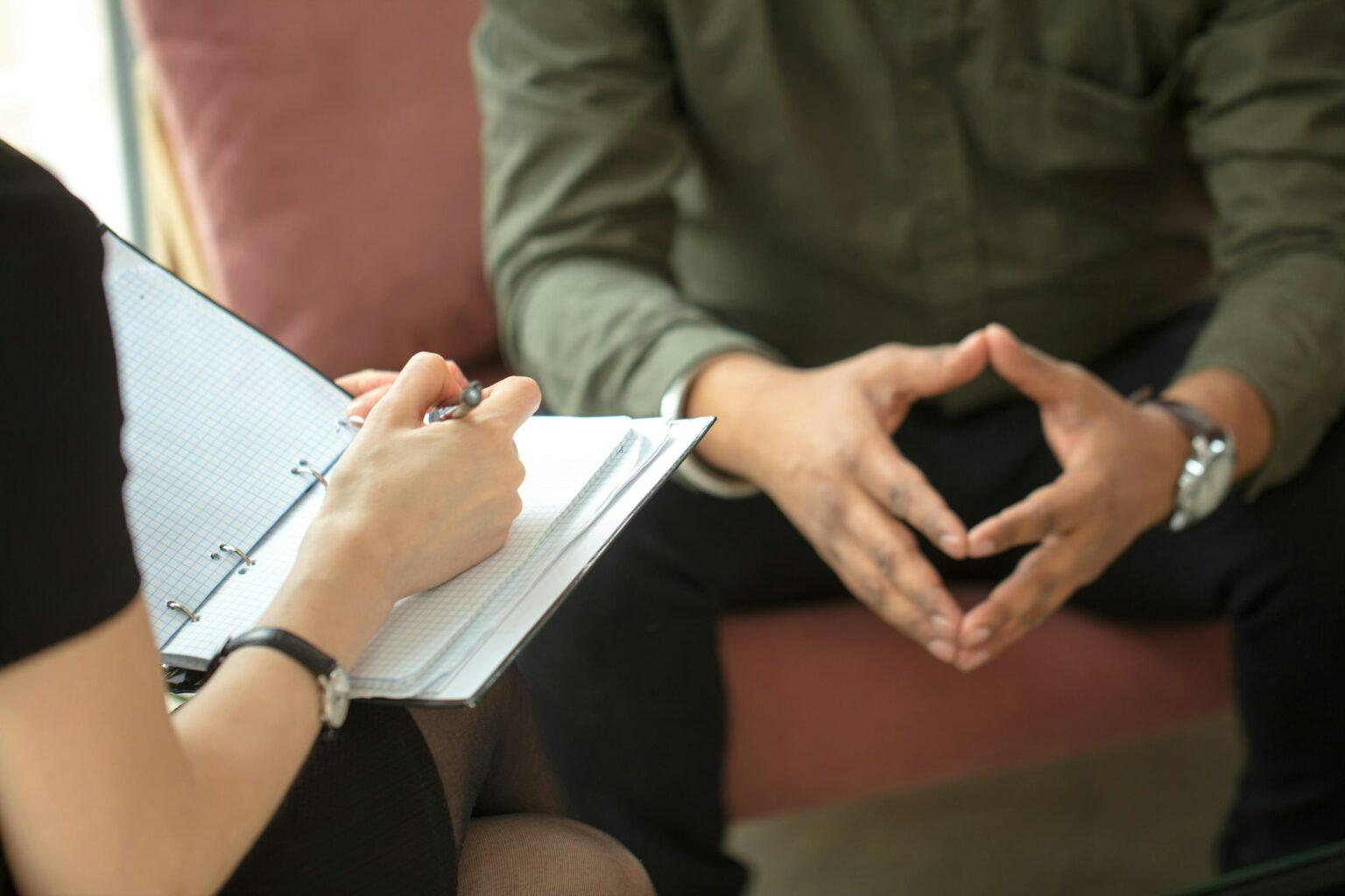 La réglementation encadrant la profession de psychologue psychologist consulting indian man, writing notes during psychological therapy session