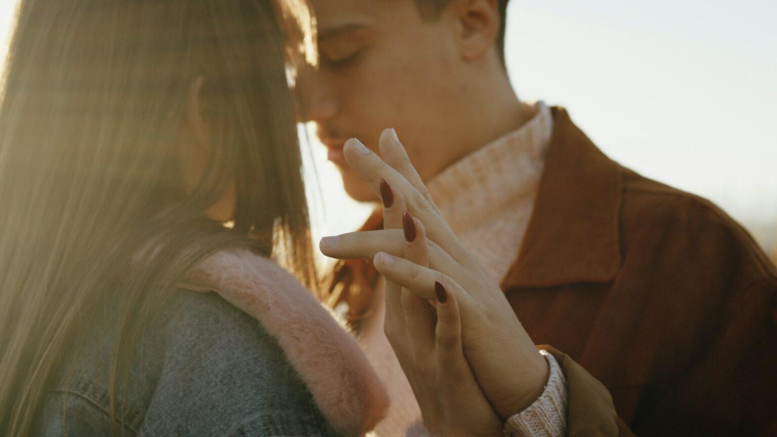 L’expérience de l’amour chez les femmes et les hommes : des différences subtiles mais significatives Hands Of Lovers In Love