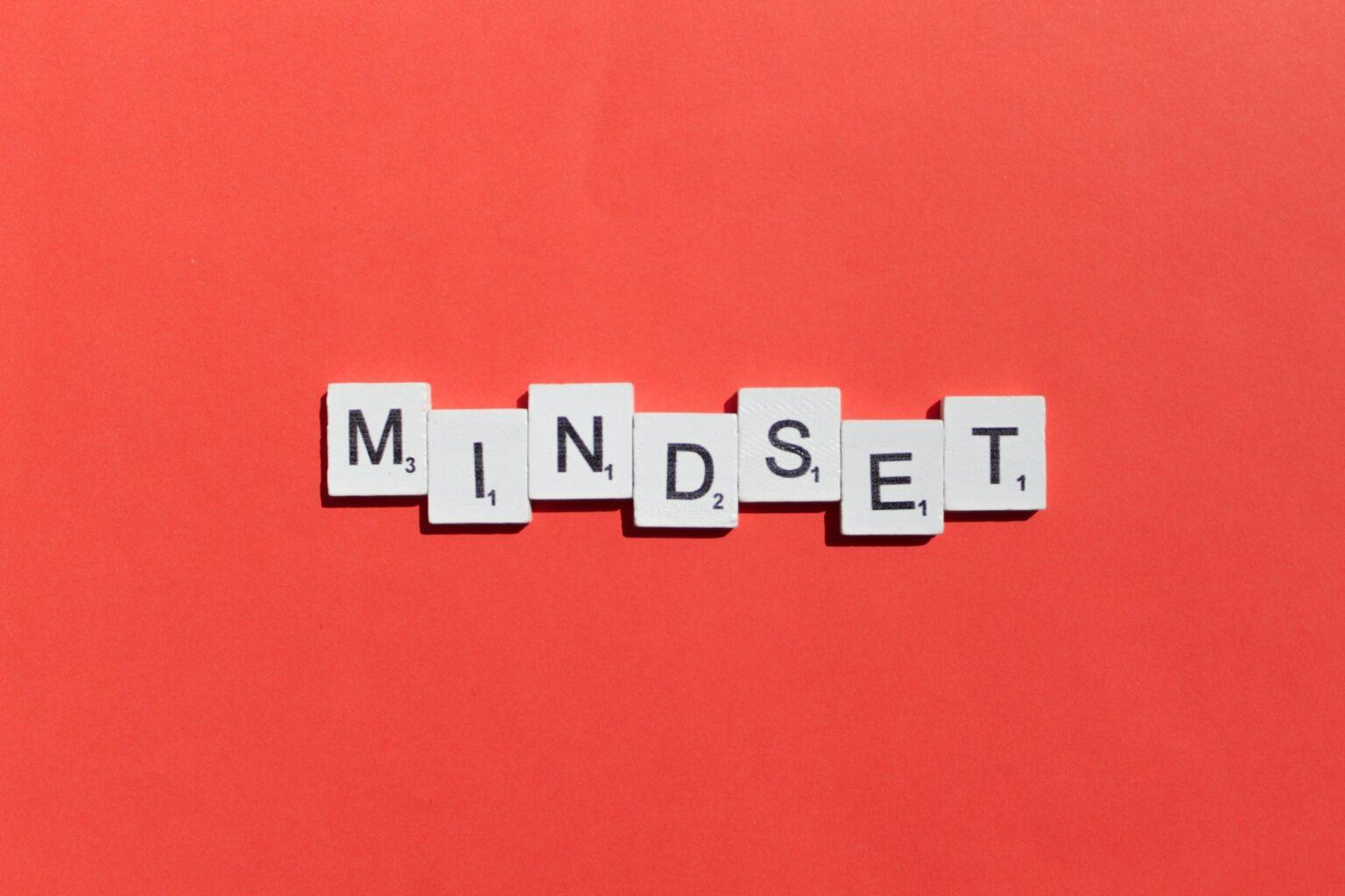 Carol Dweck : l’architecte de la théorie des mindsets Mindset scrabble letters word on a red background