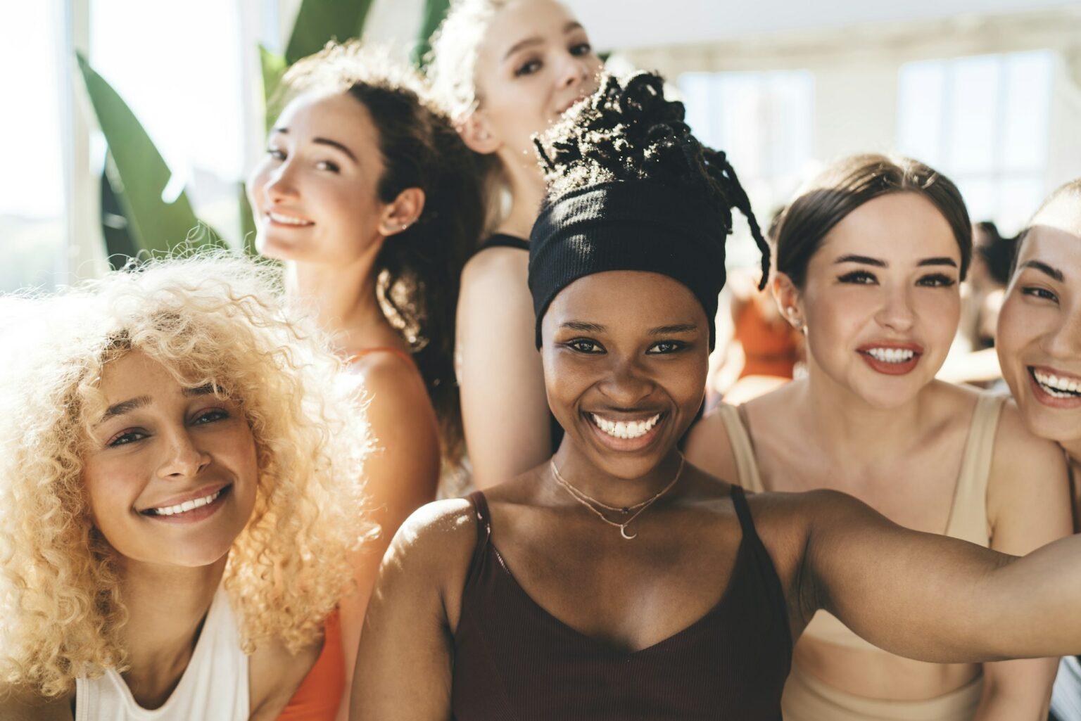 L’étude psychologique du sourire : exploration fascinante d’une expression universelle Selfie of smiling multiethnic sportswomen