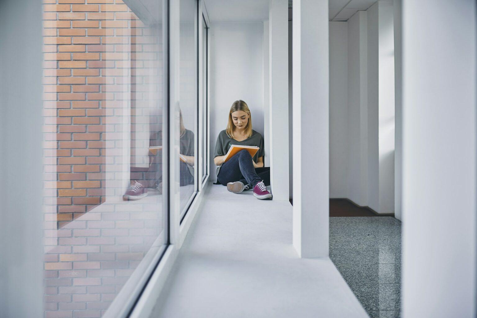 Les styles d’apprentissage : un mythe sans fondement scientifique Student sitting at the window in hallway learning