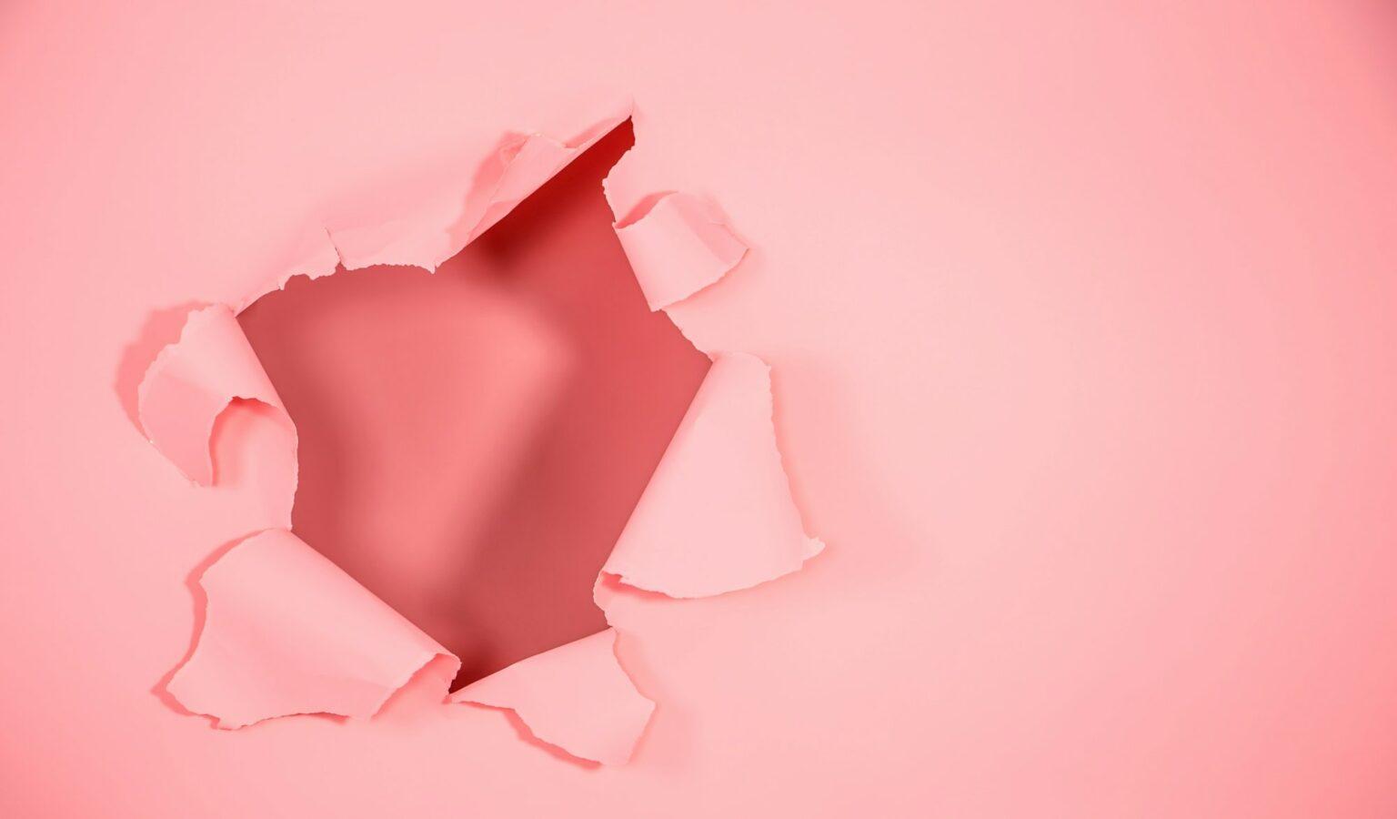 La trypophobie : une aversion aux trous ancrée dans notre évolution The background is pink with a hole for advertisement