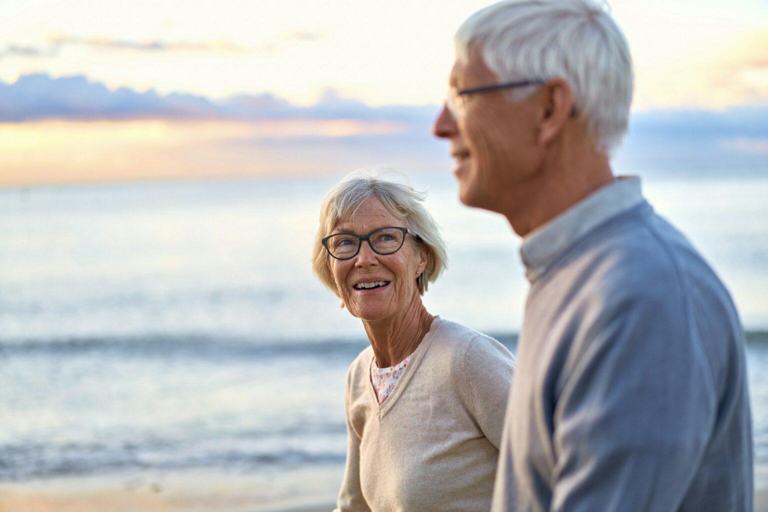 Les bénéfices cognitifs du vieillissement Senior couple on the beach