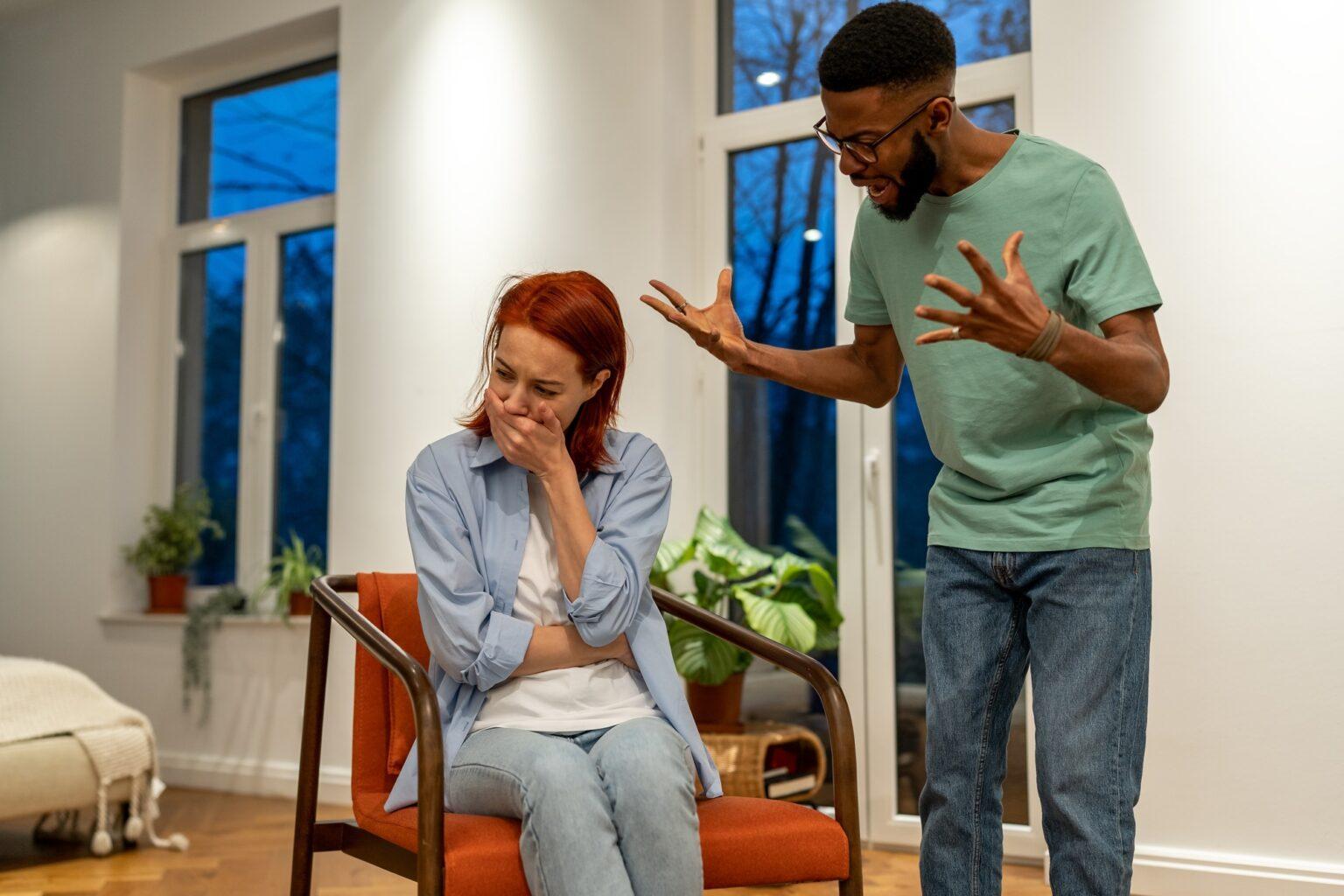 Pourquoi est-il si difficile de partir d’une relation toxique ? Conflict quarrel of multiethnic couple African American man and caucasian woman.