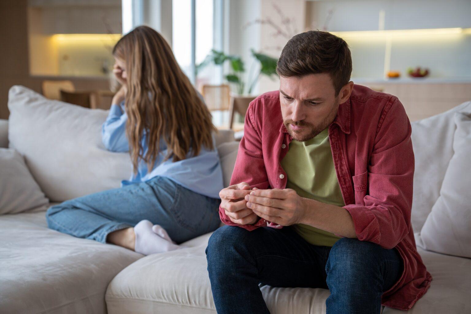 Comment reconnaître et se protéger des manipulateurs dans nos relations Frustrated spouses ignoring each other after quarrel manipulating silence sitting on sofa at home.