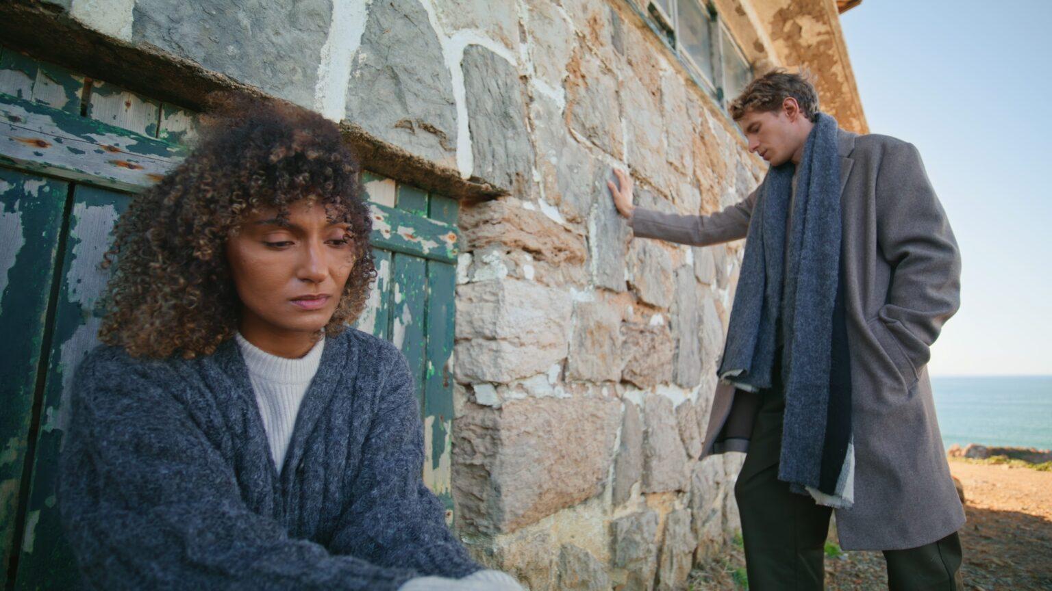 Syndrome abandonnique : comprendre et surmonter la peur de l’abandon Breakup couple feeling sad at chateau near ocean. Models posing abandoned place