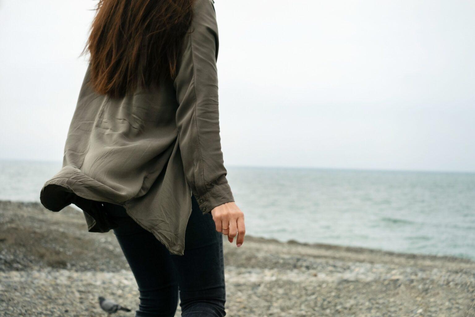 Le surmoi : gardien de la morale et sculpteur de la personnalité Happy woman with wavy shirt on sea coast. Freedom concept.