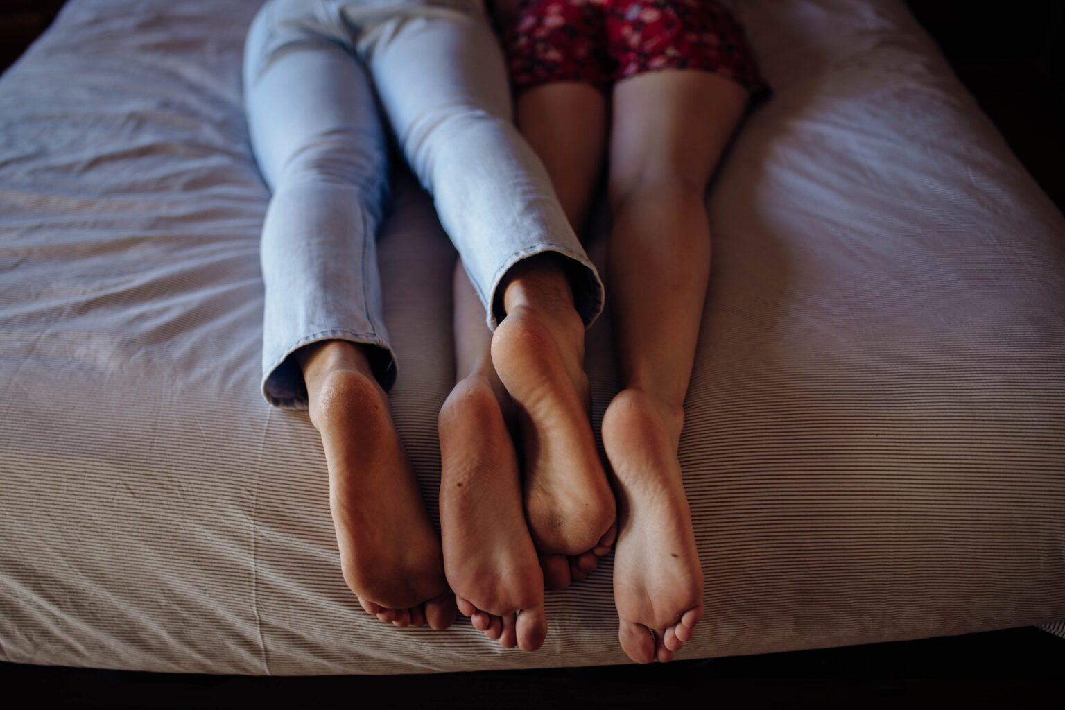 L’effet “afterglow” sexuel : comment 48 heures de bien-être renforcent les liens du couple Anonymous barefoot couple on bed