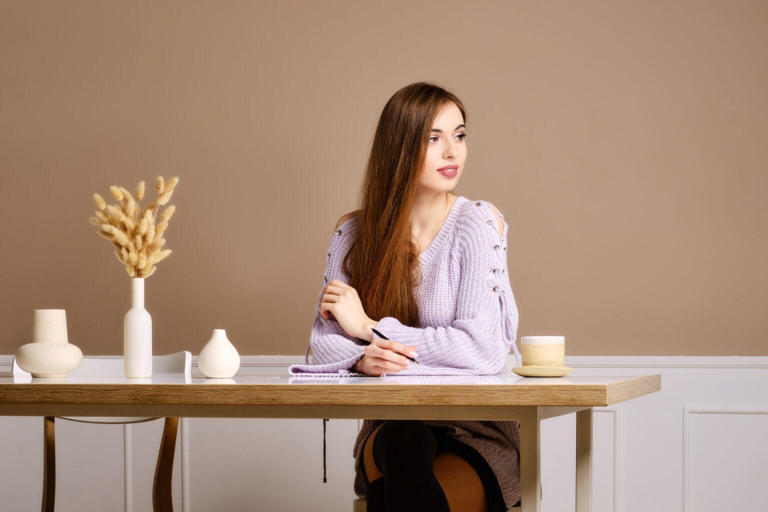 Lettres à soi-même : un exercice révélateur Young cheerful woman writing letter