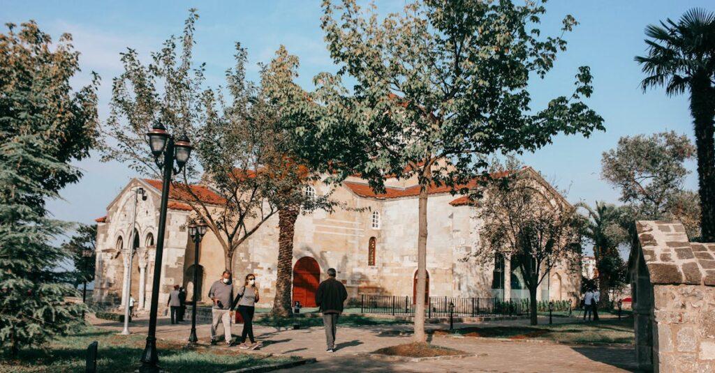 Comment détecter un trouble de la personnalité histrionique : 6 signes et que faire à ce sujet découvrez le terme 'histrionic', qui désigne une personnalité caractérisée par des comportements théâtraux et exagérés. explorez les traits et les implications psychologiques liés à ce concept, et apprenez à reconnaître les signes d'une telle personnalité dans vos interactions quotidiennes.