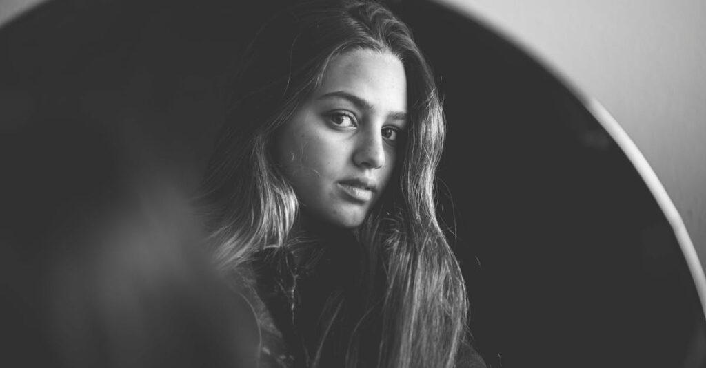 découvrez l'hypersensibilité émotionnelle, un état où les émotions sont ressenties de manière amplifiée. comprenez ses causes, ses effets sur la vie quotidienne et explorez des stratégies pour mieux gérer cette sensibilité afin de vivre en harmonie avec soi-même et les autres.