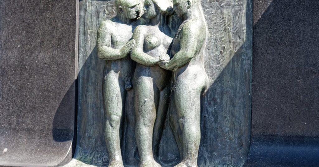 découvrez les facettes de la jalousie, un sentiment complexe qui peut affecter nos relations et notre bien-être. explorez ses causes, ses manifestations et des solutions pour la surmonter.