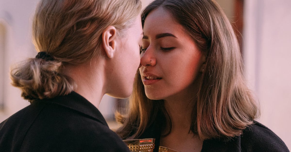 découvrez l'essence de la féminité à travers une exploration des différentes facettes qui façonnent l'identité féminine. plongez dans un monde de force, de douceur et d'élégance, et célébrez la diversité des expériences féminines.