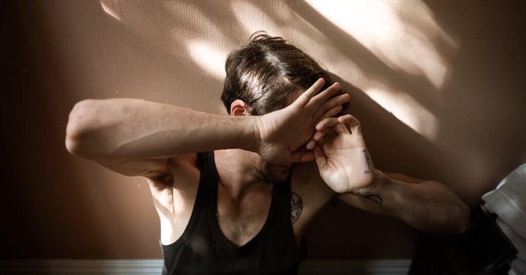 Pourquoi certaines personnes jouent-elles toujours le rôle de victime ? découvrez le concept de la mentalité de victime et comment il influence notre perception de soi et des autres. apprenez à surmonter cette attitude pour retrouver pouvoir et responsabilité dans votre vie.