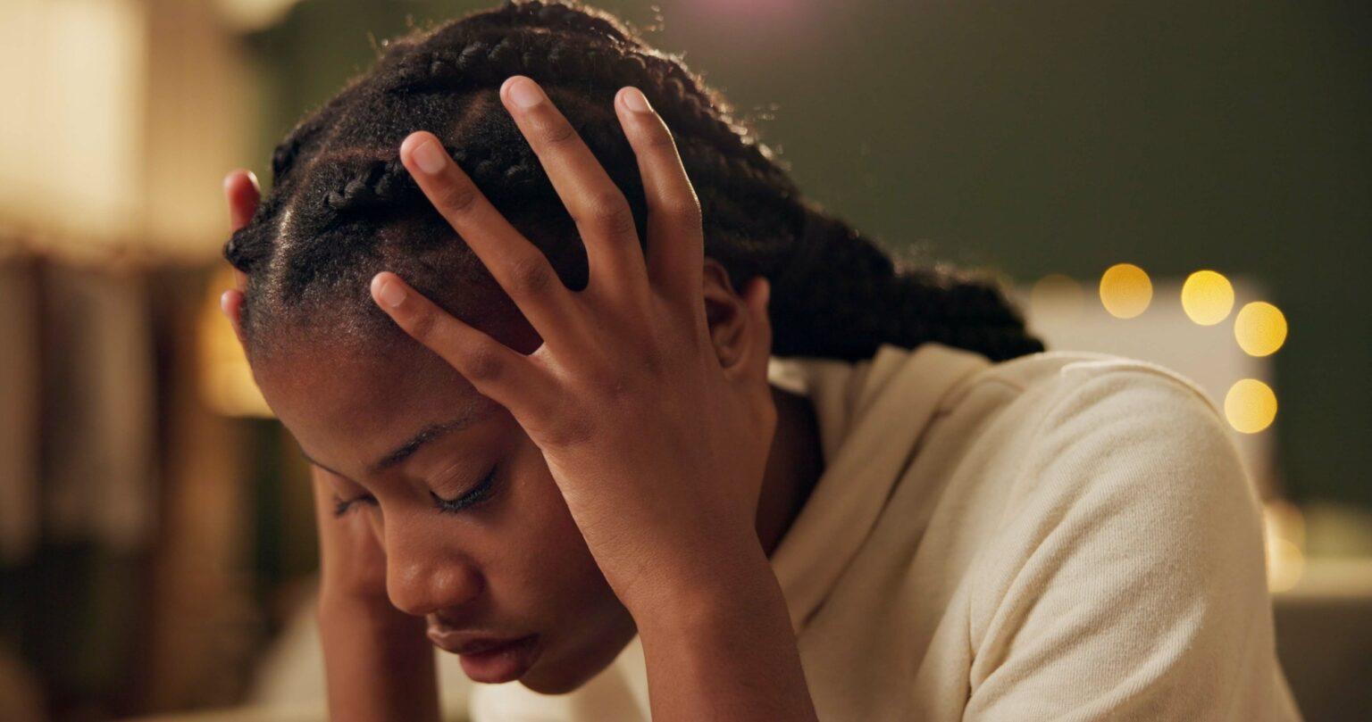 Faible estime de soi – Causes, conséquences et solutions Black girl, thinking and sad or crying in home for academic pressure, self esteem or anxiety and de