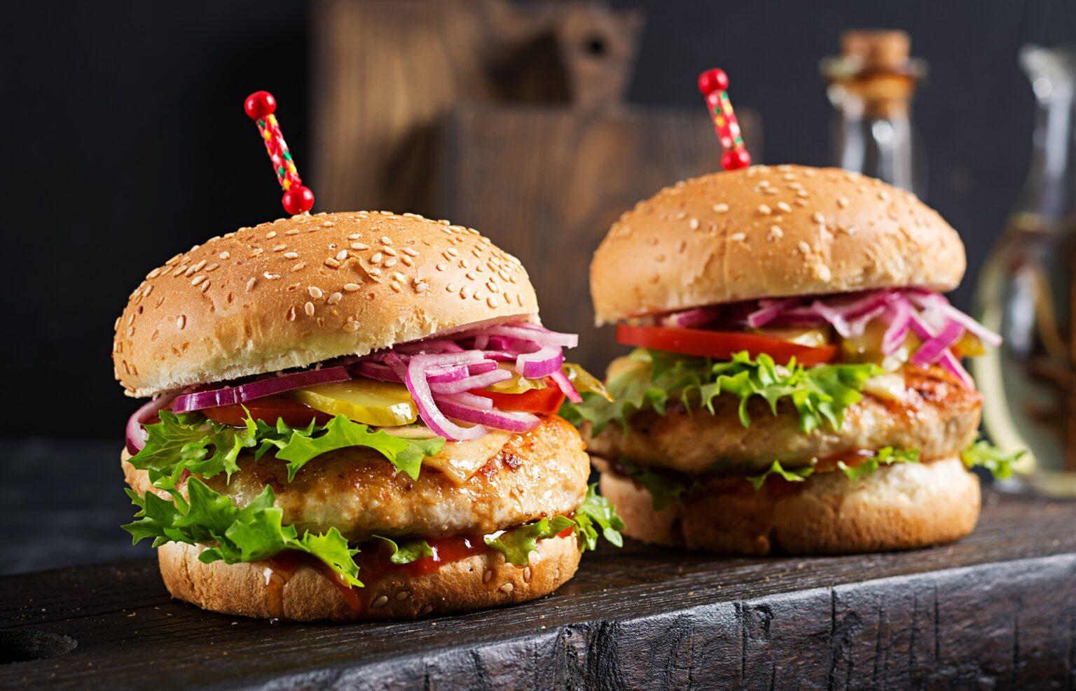 La peur des poulets et l’alektorophobie Chicken hamburger. Sandwich with chicken burger