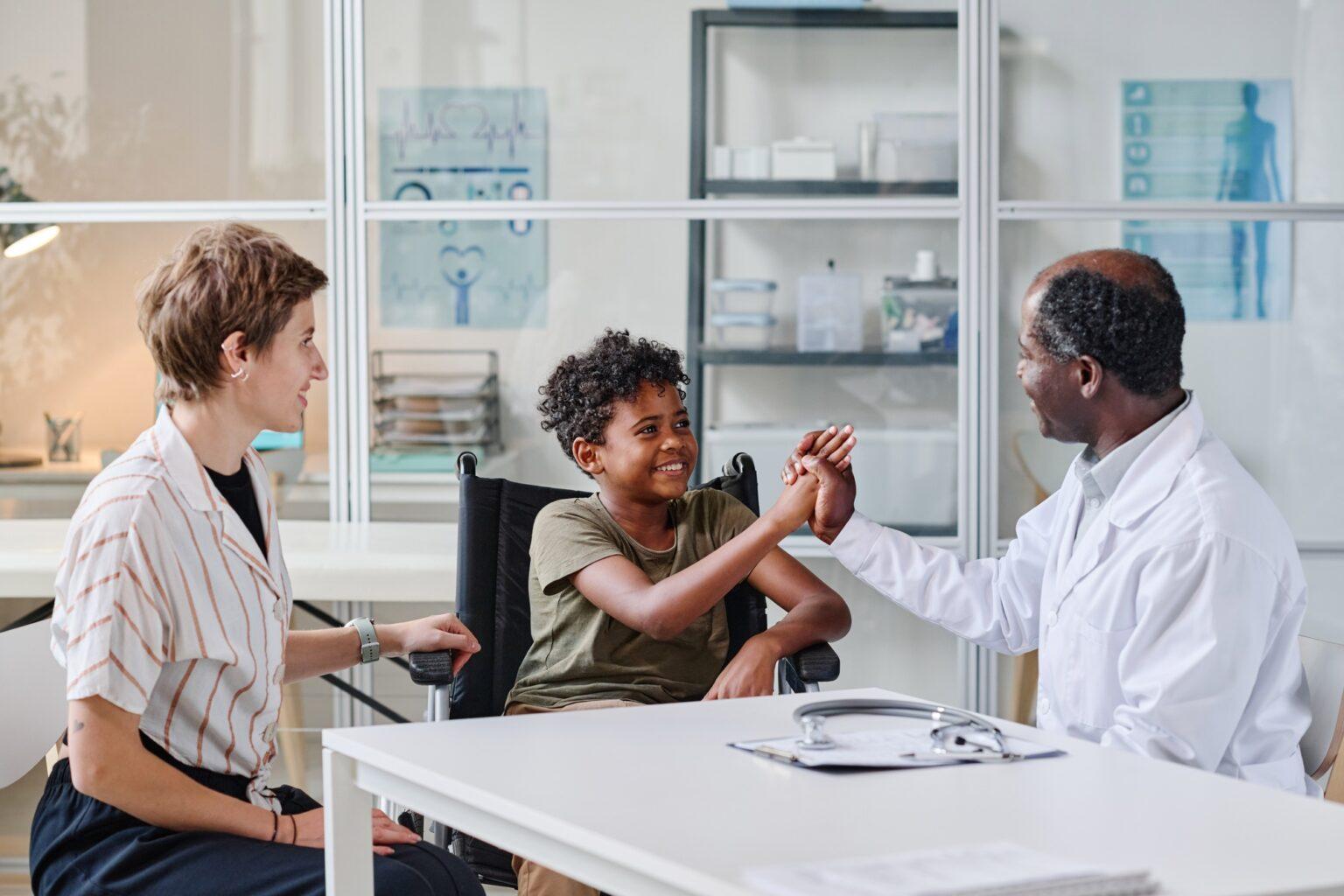 Processus de parentification : comment en sortir Doctor congratulating boy with recovery