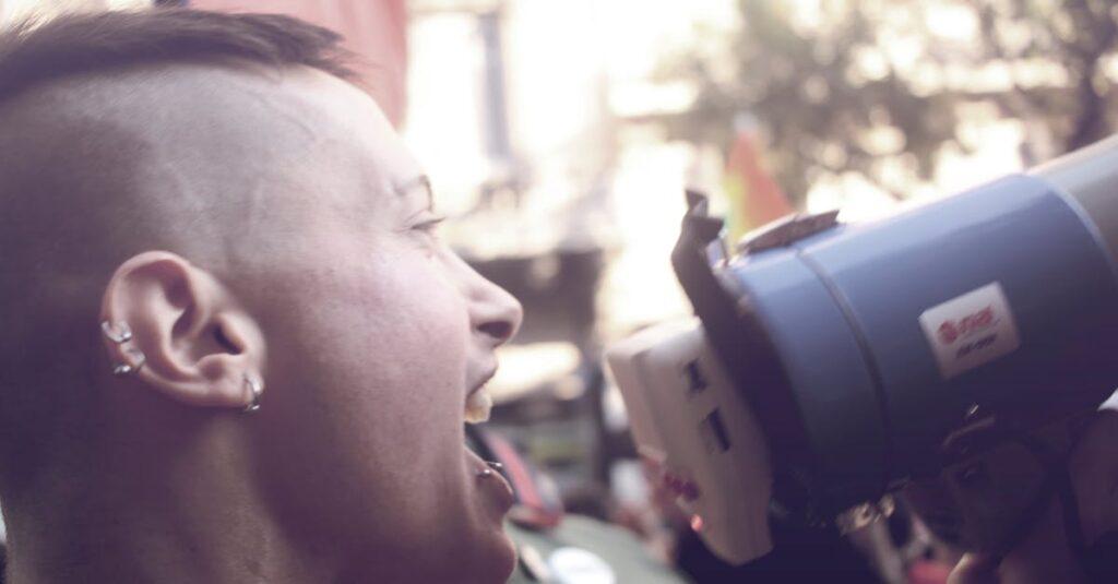 découvrez les causes émotionnelles qui influencent notre comportement et nos réactions au quotidien. apprenez à identifier et à gérer vos émotions pour favoriser votre bien-être mental et relationnel.