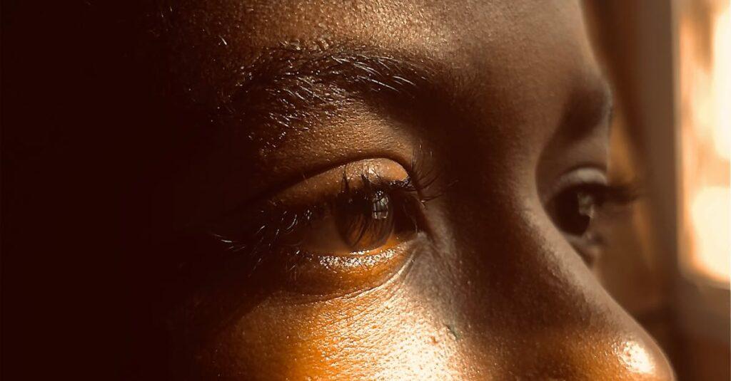 Parents manipulateurs affectifs : comment les reconnaître et déjouer leurs techniques découvrez les subtilités de la manipulation émotionnelle : comment elle se manifeste, ses effets sur les relations interpersonnelles et comment s'en protéger. apprenez à identifier les signes de manipulation et à renforcer votre bien-être émotionnel.