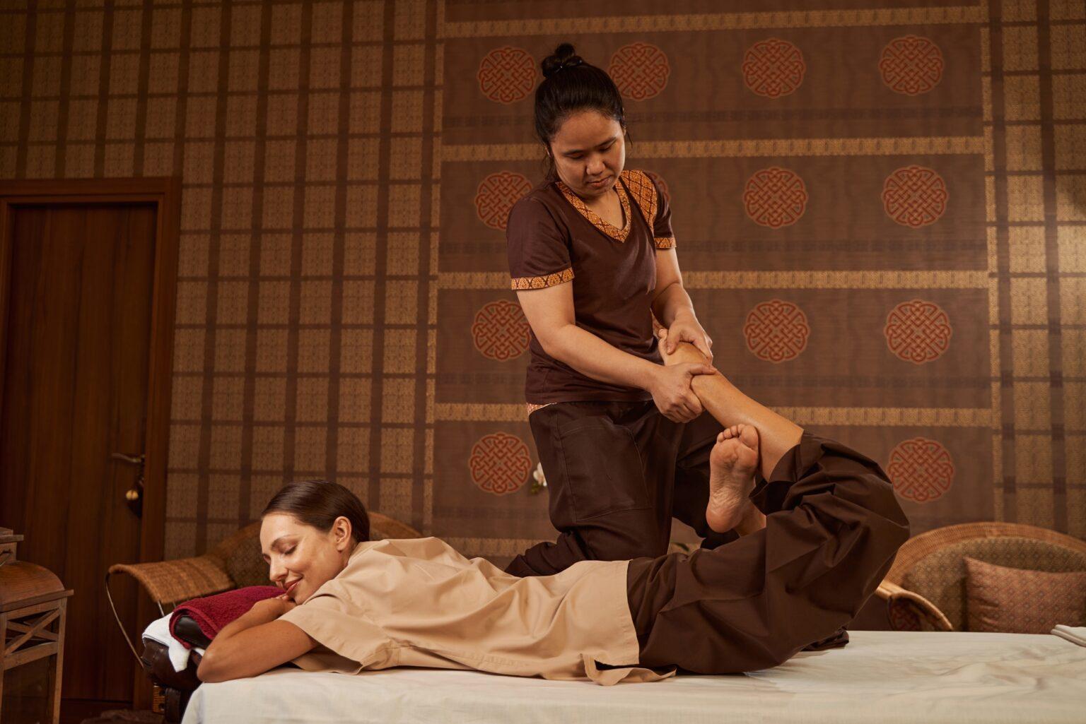 Contrôlez vos émotions grâce au psoas, muscle de l’âme Focused massotherapist stretching female patient psoas muscles