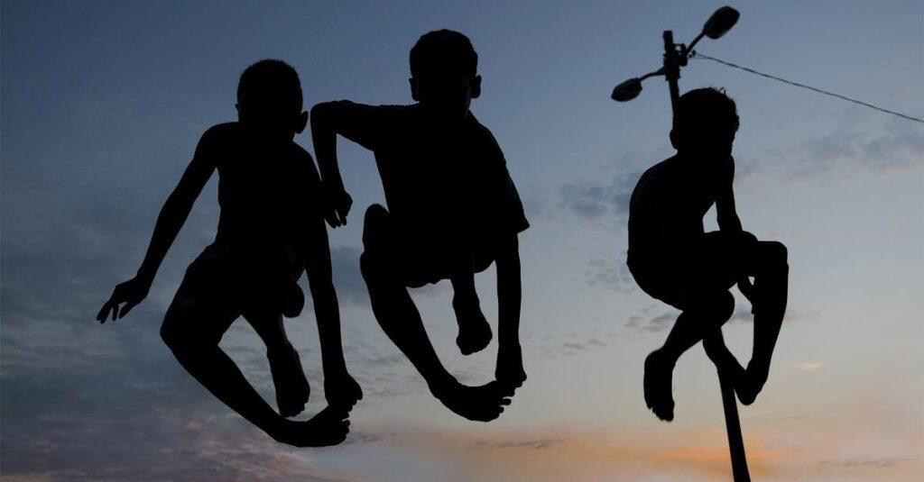 Est-ce mal d’avoir des amis imaginaires ? Les raisons pour lesquelles les enfants en ont découvrez l'univers fascinant des amis imaginaires, ces compagnons invisibles qui peuplent l'enfance. plongez dans l'importance de leur rôle dans le développement émotionnel et créatif des enfants, et explorez comment ces amis fantaisistes stimulent l'imagination et la socialisation.