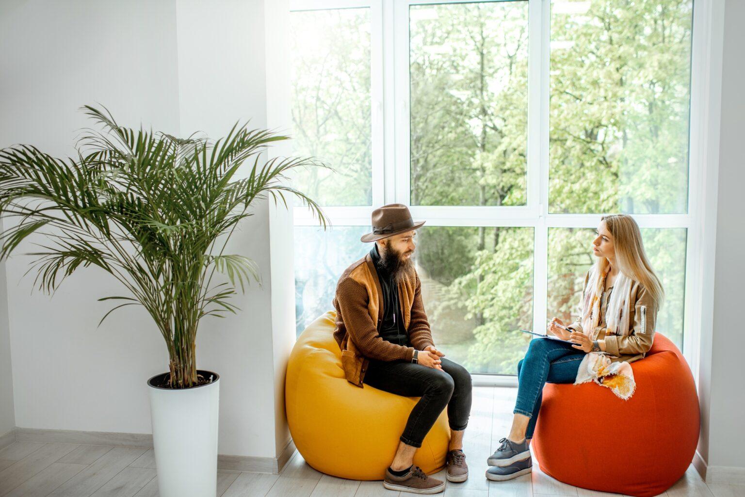 Candaulisme : Décrypter les rouages psychologiques d’un secret partagé Man and woman during the psychological counseling indoors