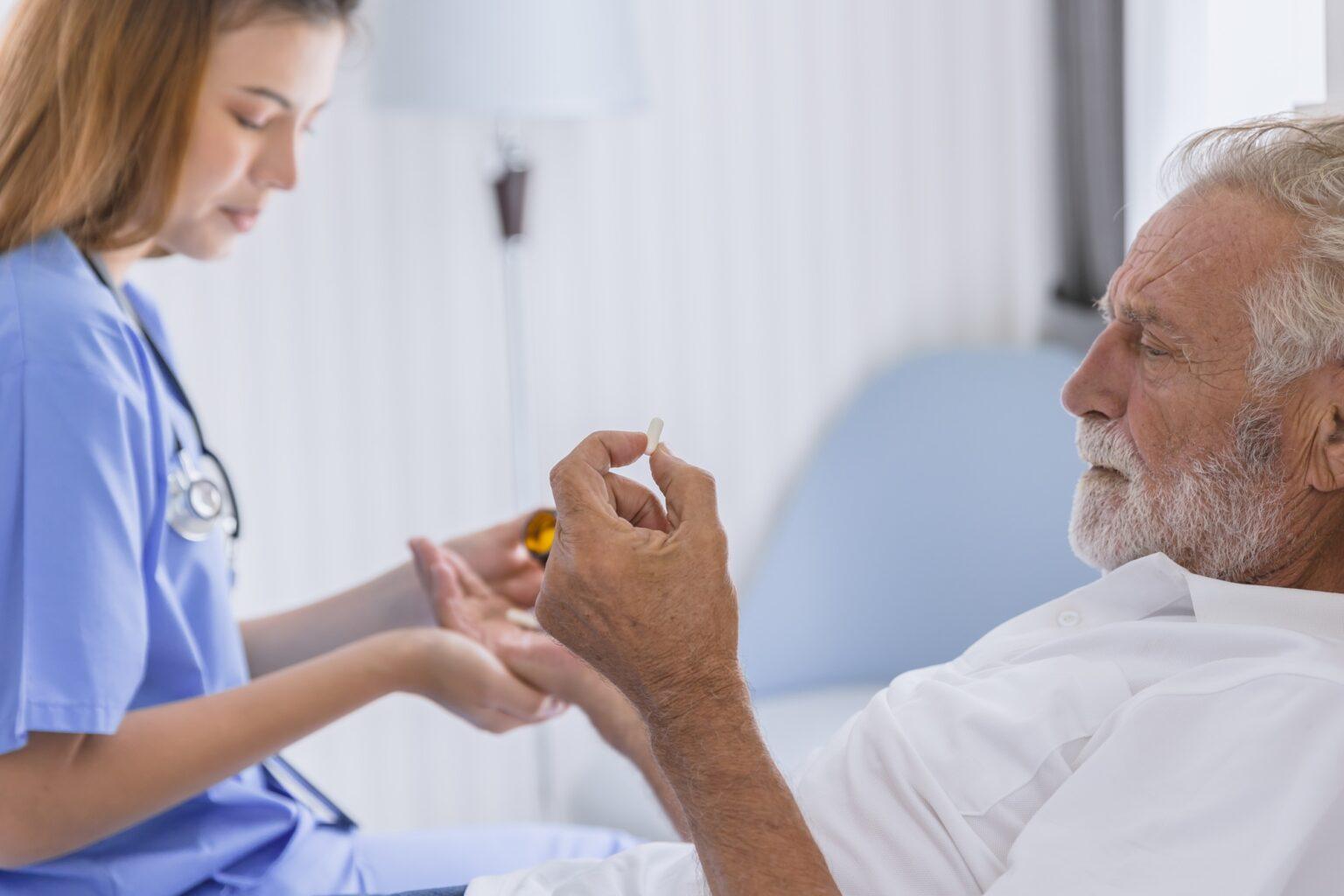 Tout sur le trouble de la personnalité limite (borderline) nurse doctor elder healthcare give medicine pill to mental sick stress senior