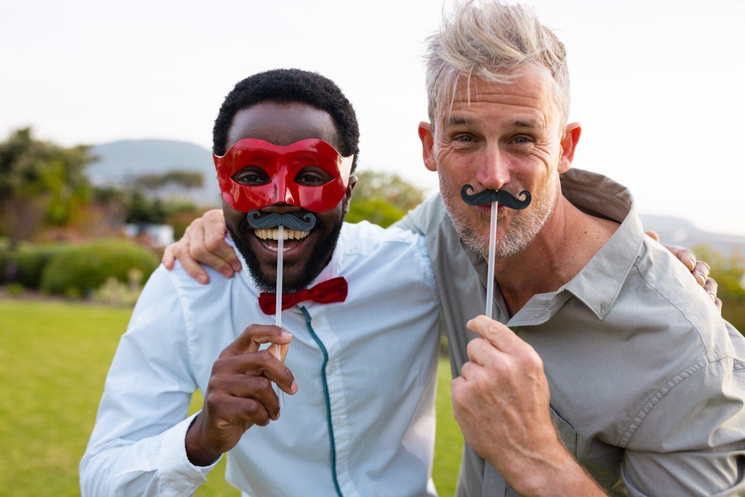 Faux amis : les clés psychologiques pour détecter et faire face aux personnes hypocrites Portrait of happy diverse friends with fake moustache