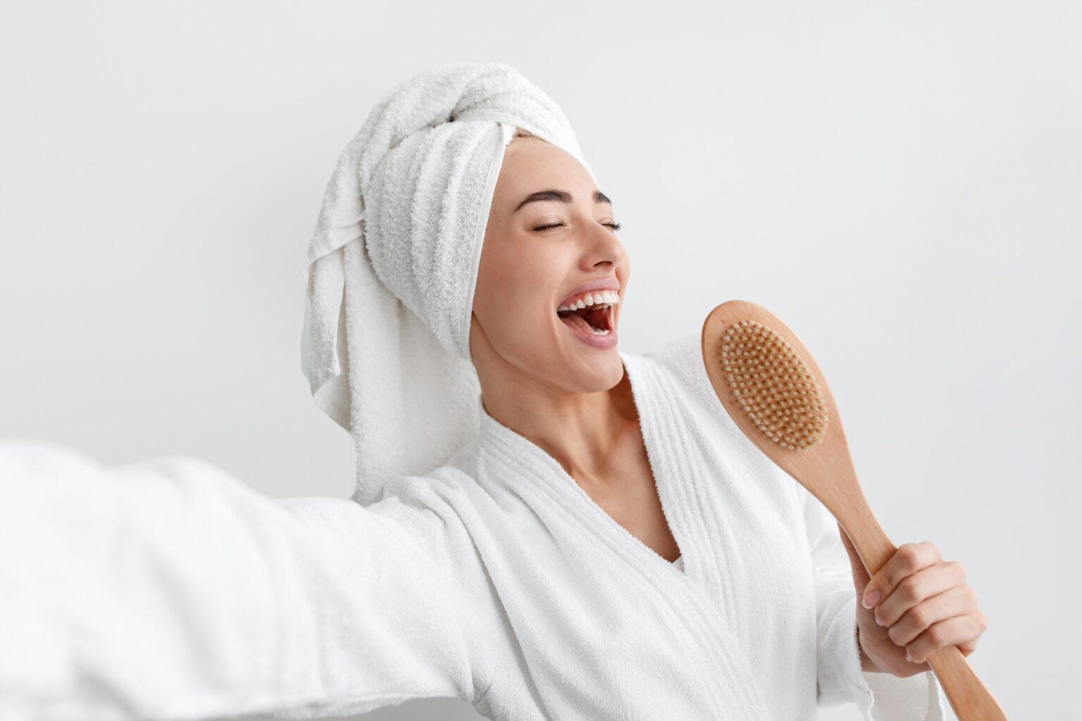 Dix routines quotidiennes qui peuvent te rendre heureux Superstar in bathroom, enjoy morning treatments at home, happy routine