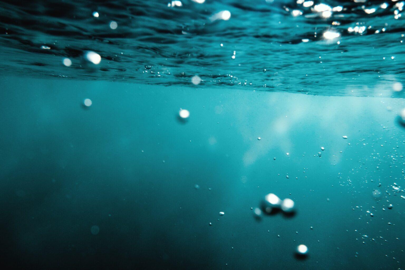 Tout sur la thalassophobie (la peur des eaux profondes) Underwater View of Bubbles In Deep Blue Ocean. Close Up Water. Background