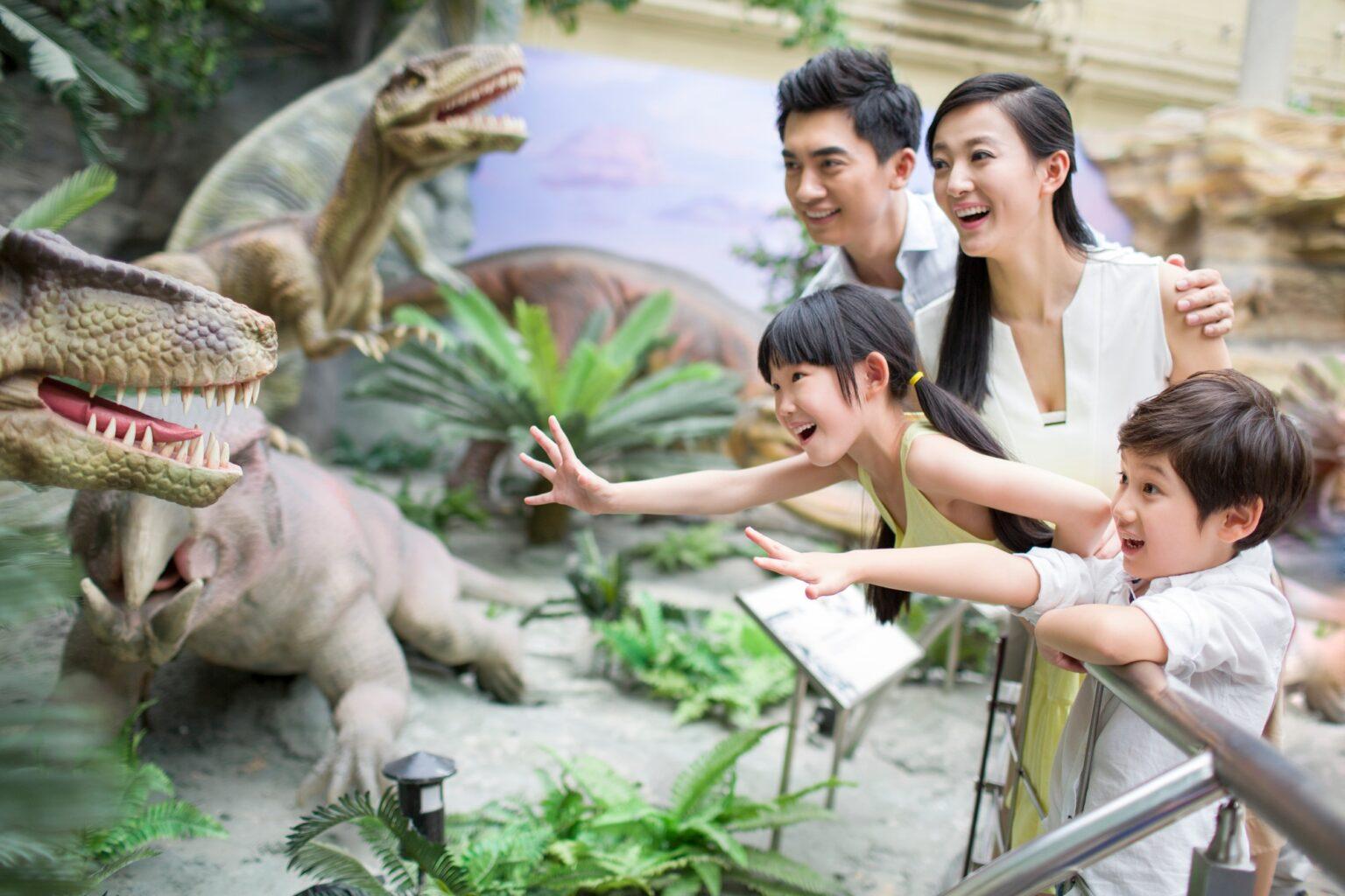 Le transgénérationnel : quand l’histoire familiale agit sur le quotidien Young family in museum of natural history