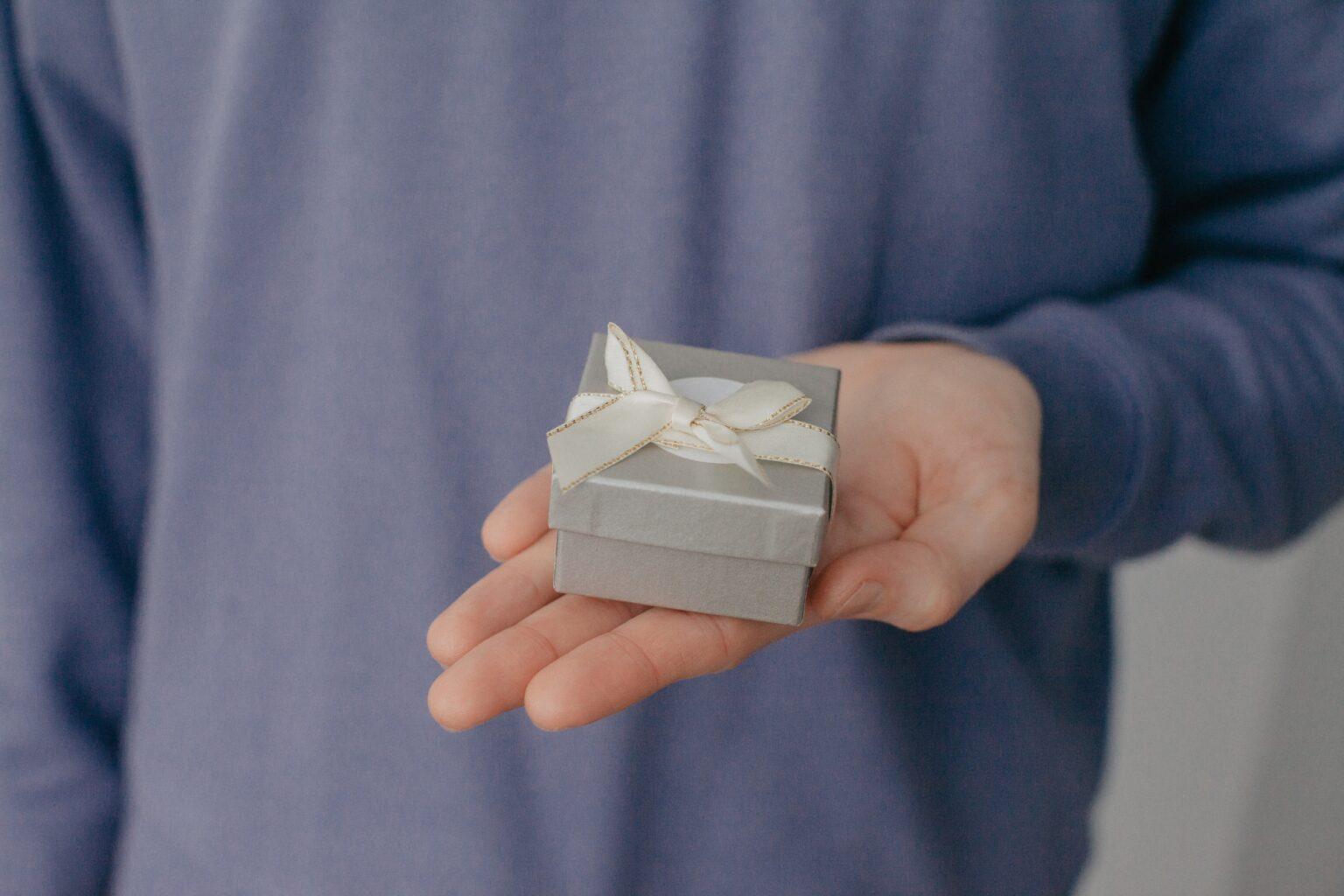 Comprendre la dépersonnalisation : symptômes et solutions en 2025 A small gift box with a present in men's hands, depersonalization