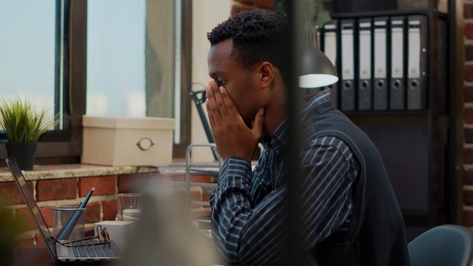 Comprendre l’anhedonie : causes et impacts sur la vie quotidienne Anxious worker finging put bad news about business project