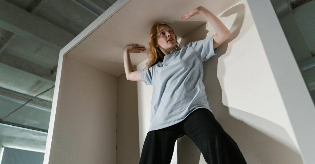 Claustrophobie : comment s’en sortir efficacement découvrez tout sur la claustrophobie, une peur intense des espaces confinés. apprenez les symptômes, les causes et les traitements efficaces pour surmonter cette phobie et retrouver une vie sereine.