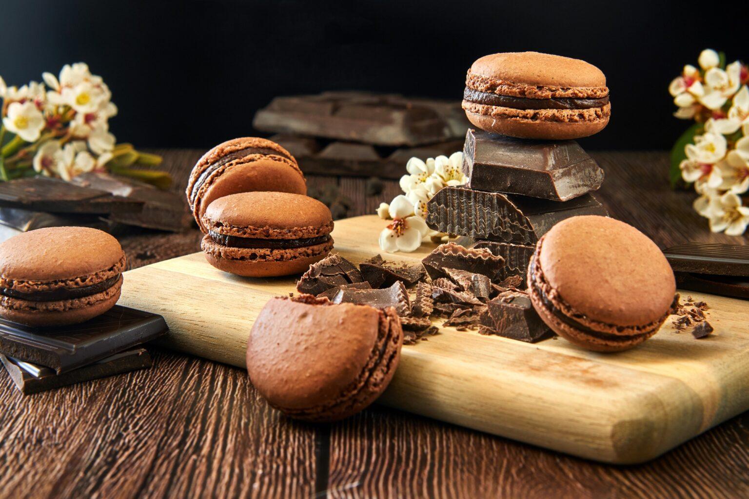 Comprendre la nyctophobie : comment surmonter sa peur de l’obscurité en 2025 ? Delicious macarons with dark chocolate flavor on a dark background