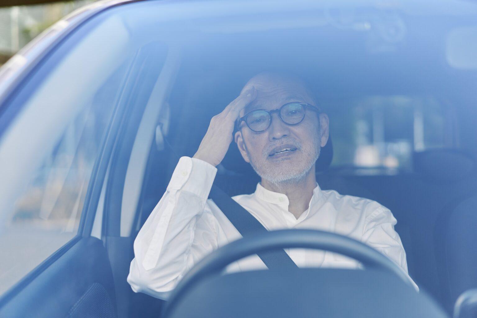 La dérealisation : Comprendre ses effets sur la perception en 2025 Elderly driver inadvertently causing trouble