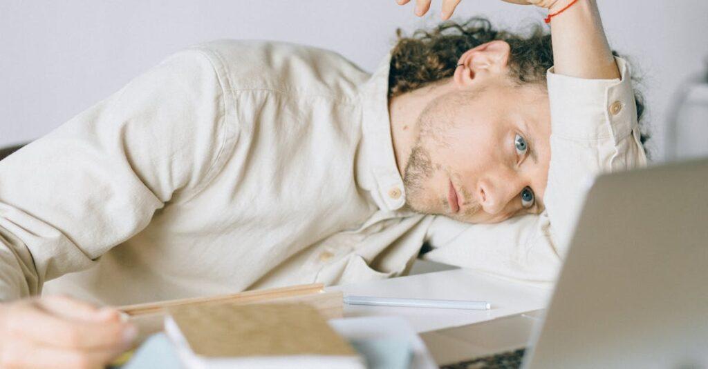 le syndrome de frégoli est un trouble psychologique rare caractérisé par la conviction de la personne affectée que des inconnus sont en réalité des proches déguisés. découvrez les causes, les symptômes et les traitements de cette condition fascinante qui mélange perception et identité.