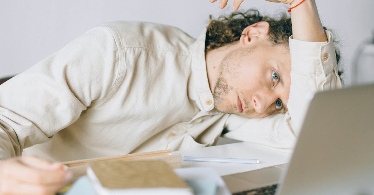 le syndrome de ganser est une condition psychologique rare caractérisée par des réponses approximatives et des réponses déformées à des questions, souvent observées chez les individus en détresse émotionnelle ou psychologique. découvrez les symptômes, les causes et les stratégies de traitement pour mieux comprendre ce syndrome atypique.