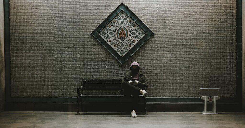 découvrez l'univers des 'loners', ces individus qui choisissent de vivre en dehors des normes sociales, explorant la solitude et l'auto-découverte. plongez dans une réflexion sur l'individualité, les choix de vie atypiques et les richesses de l'introspection.