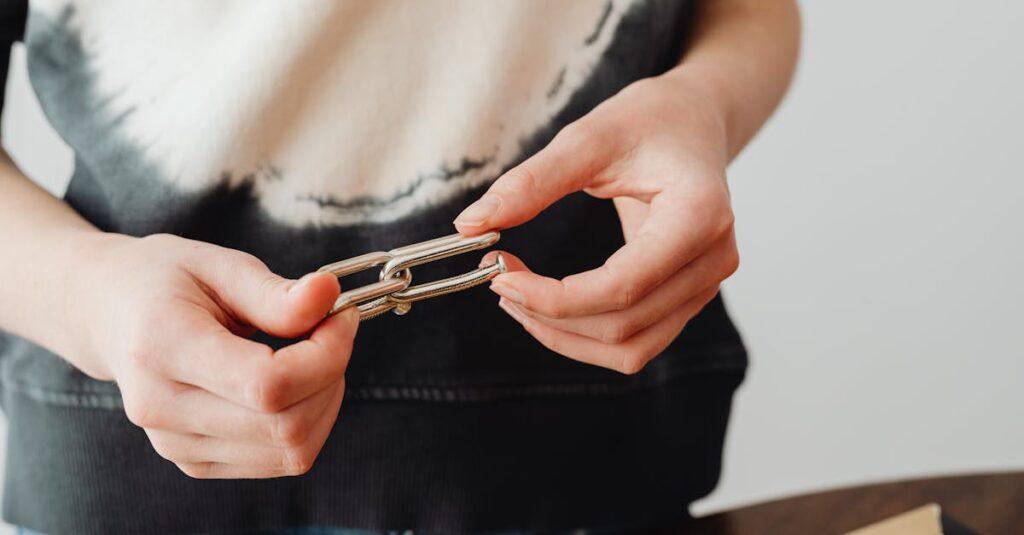 découvrez les différentes facettes de la manipulation, un concept fascinant qui explore les techniques psychologiques et sociales utilisées pour influencer les comportements et les décisions des individus. apprenez à reconnaître ces stratégies dans votre vie quotidienne et à vous en protéger.