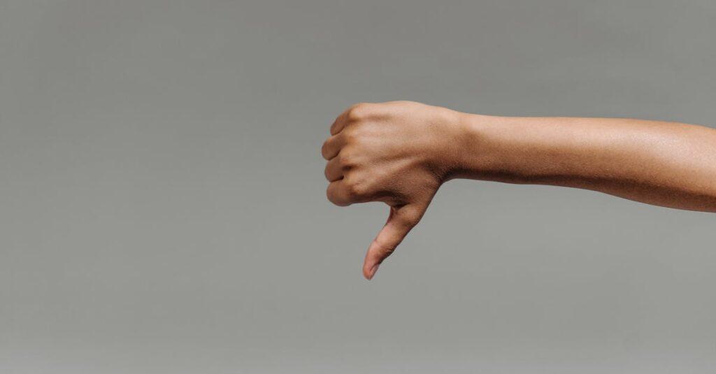 découvrez comment le pessimisme influence notre quotidien et nos décisions. analyse des causes et des effets du pessimisme sur notre santé mentale, nos relations et notre perception du monde. apprenez à surmonter une vision pessimiste pour adopter une attitude plus positive.